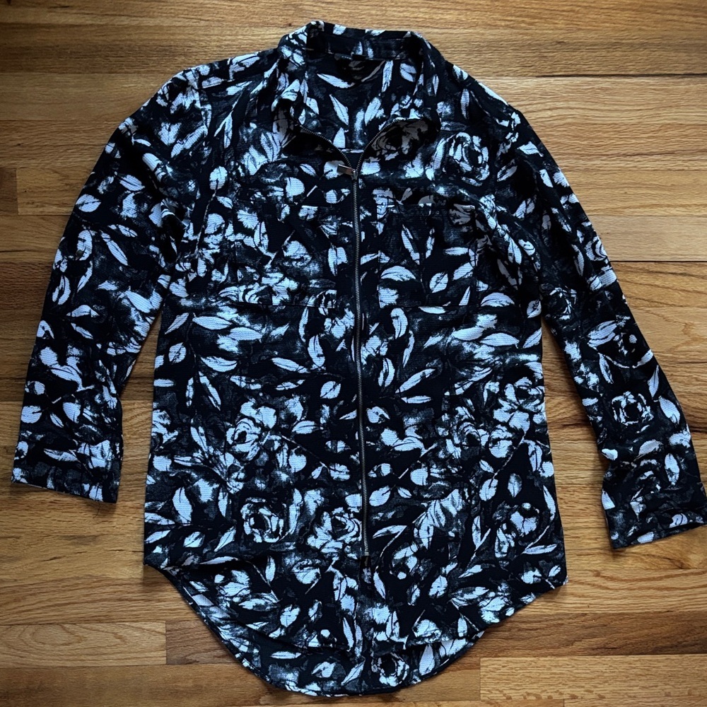 Rock & Republic Black and White Patterned Zip-up Blouse Women’s Sz Medium